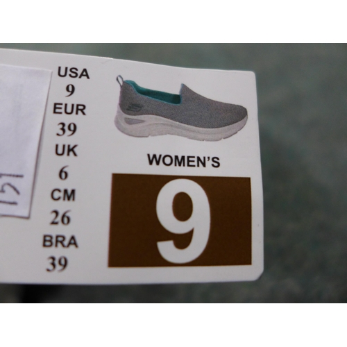 3270 - Pair of Women's Grey Slip-On Skechers - UK Size: 6 * this lot is subject to VAT