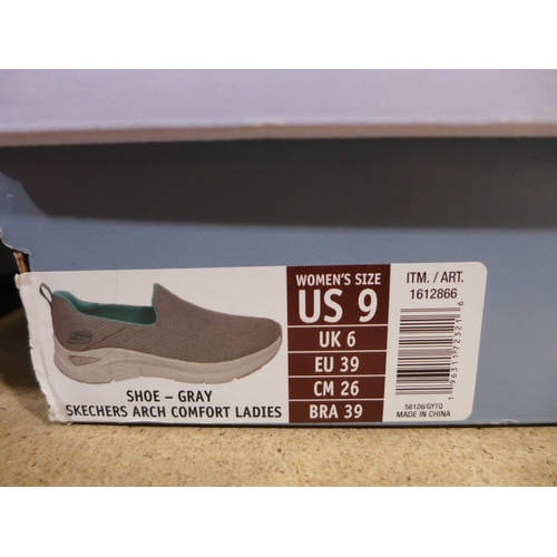 3271 - Pair of Women's Grey Slip-On Skechers - UK Size: 6 * this lot is subject to VAT