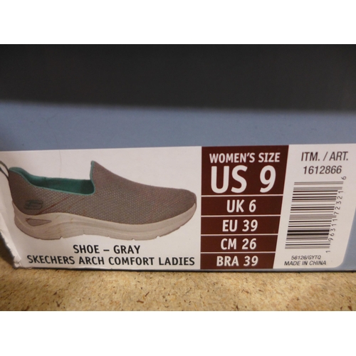 3272 - Pair of Women's Grey Slip-On Skechers - UK Size: 6 * this lot is subject to VAT