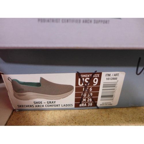 3273 - Pair of Women's Grey Slip-On Skechers - UK Size: 8 * this lot is subject to VAT