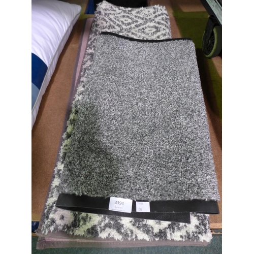 3394 - Washable Indoor Mat and Devgiri Jacquard Rug (294-320,360)    * This lot is subject to vat