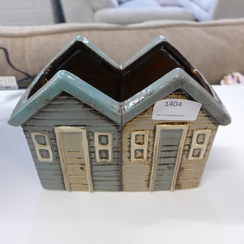 1404 - A ceramic beach hut planter W19cm (565305)