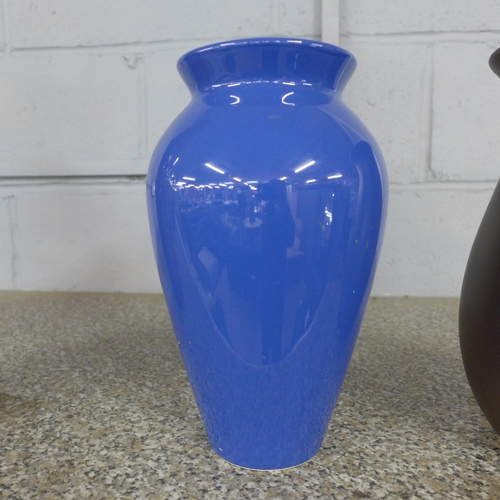 1426 - Two ceramic vases, one brown and one blue