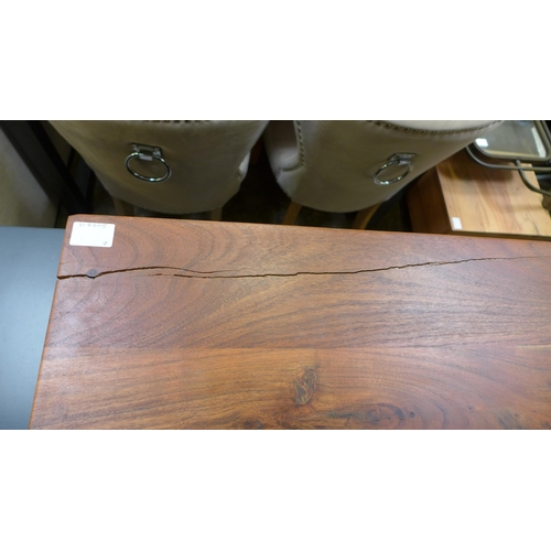 1495 - A large hardwood chopping board