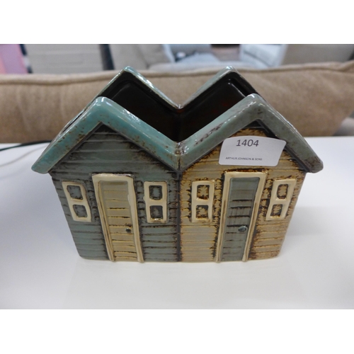 1404 - A ceramic beach hut planter W19cm (565305)