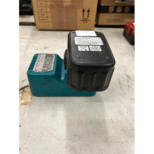 2059 - A Makita 18v battery with charger