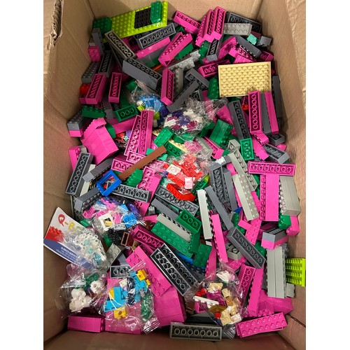 2106 - 5kg of assorted Lego compatible building bricks (mainly pink, green and grey), good condition - used