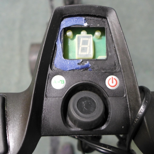 3134A - Ben Sayers Digital electric Golf Trolley with Battery & Charger (Damaged display panel)