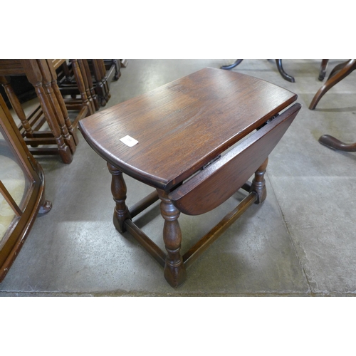 159 - An oak drop-leaf occasional table