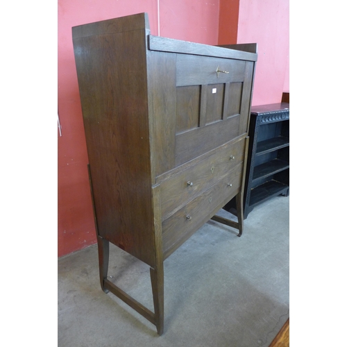 82 - A German Jugendstil oak side cabinet, manner of Richard Riemerschmid