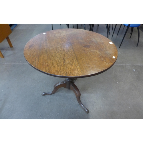 85 - A George III oak circular tilt top tripod tea table