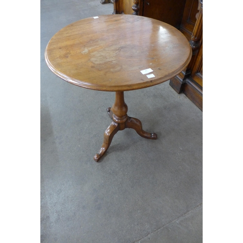 86 - A Victorian walnut circular tilt-top tripod occasional table