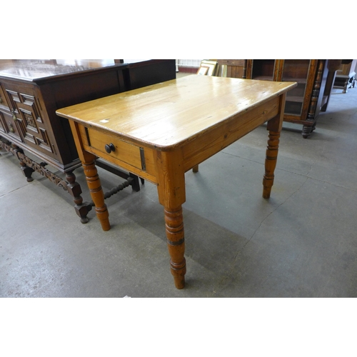 96 - A Victorian pine single drawer kitchen table