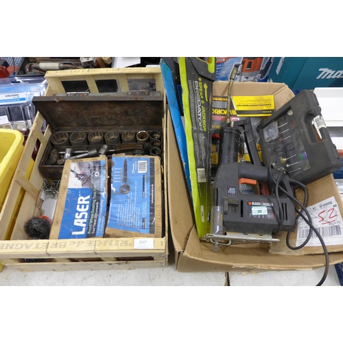 2027 - A job lot of assorted tools including Black and Decker jigsaw BD755PE, Laser front wheel bearing pul... 