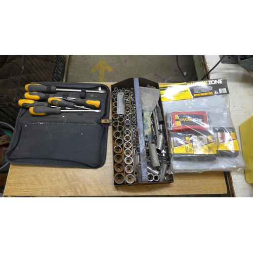 2027 - A job lot of assorted tools including Black and Decker jigsaw BD755PE, Laser front wheel bearing pul... 