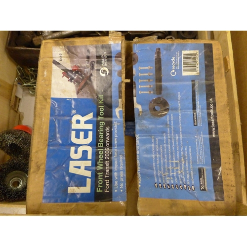 2027 - A job lot of assorted tools including Black and Decker jigsaw BD755PE, Laser front wheel bearing pul... 