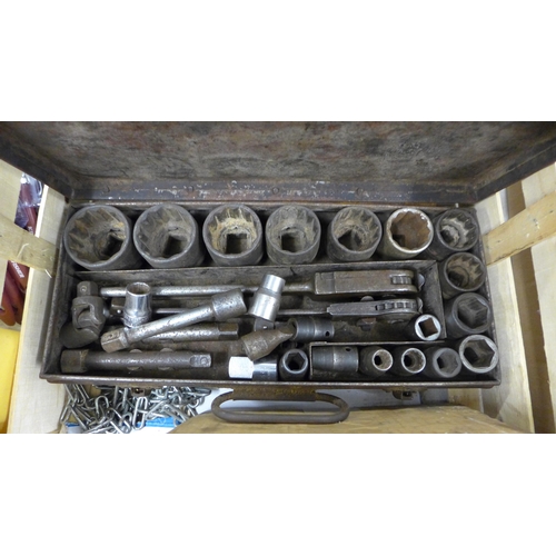 2027 - A job lot of assorted tools including Black and Decker jigsaw BD755PE, Laser front wheel bearing pul... 