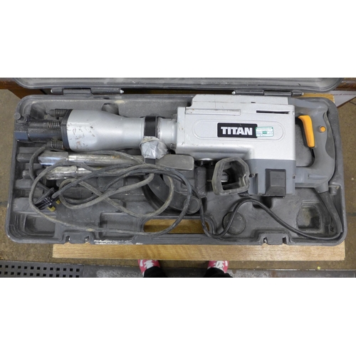 2047 - A Titan breaker in case TTB280DRH