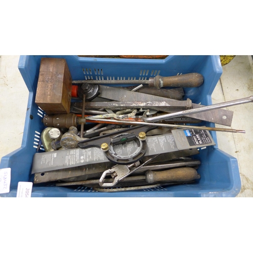 2054 - A tray of hand tools including files, socket wrench, body blades, marking punches and more