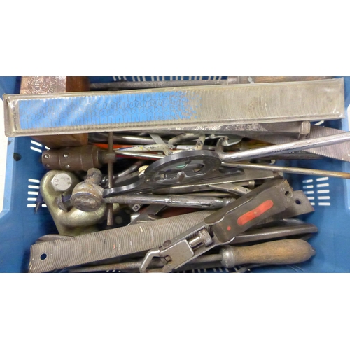 2054 - A tray of hand tools including files, socket wrench, body blades, marking punches and more