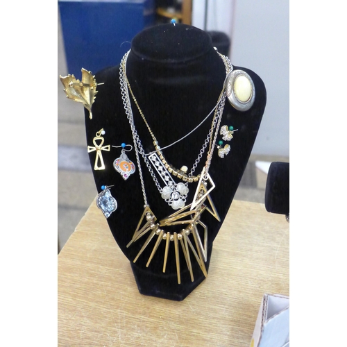 2139 - Costume jewellery with stands