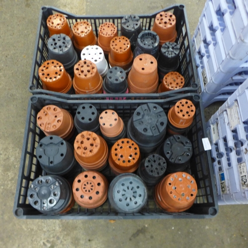 2214 - Assorted plastic plant pots and plant stands