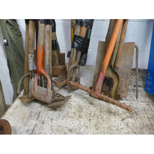 2225 - A bundle of approximately 30 garden tools, spades, rakes, hoes, axes, sledgehammer, tree saws, etc.