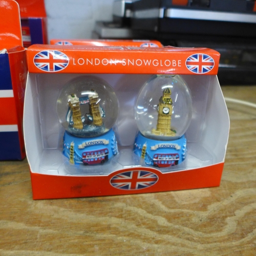 2252 - Unused London memorabilia including snow globes and die-cast model sets