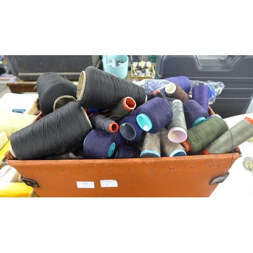 2342 - A box of assorted cotton reels