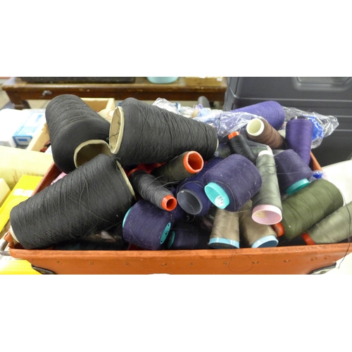 2342 - A box of assorted cotton reels