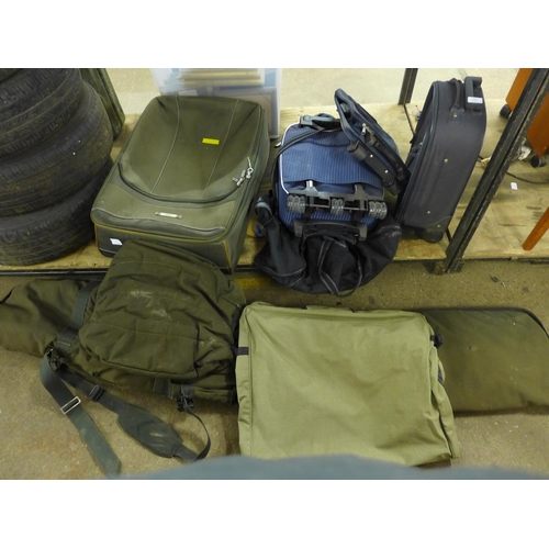 2361 - A couple of suitcases and holdall bags