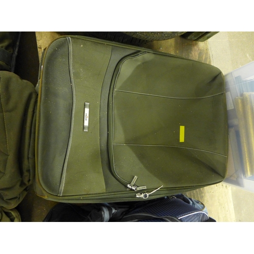 2361 - A couple of suitcases and holdall bags