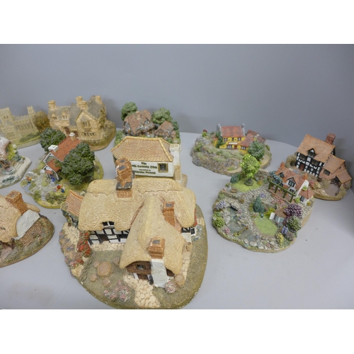 1100 - Thirteen Lilliput Lane model houses **PLEASE NOTE THIS LOT IS NOT ELIGIBLE FOR POSTING AND PACKING**