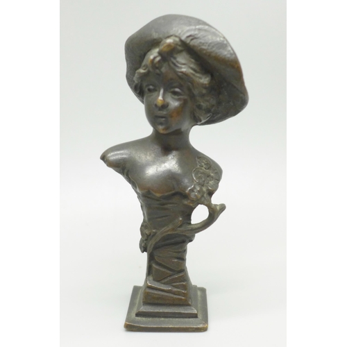 625 - A small French bronze figure of a lady, signed to the back, 10cm