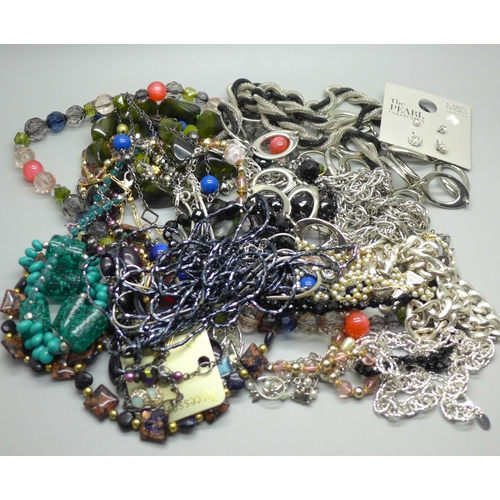 630 - Costume jewellery