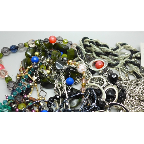 630 - Costume jewellery