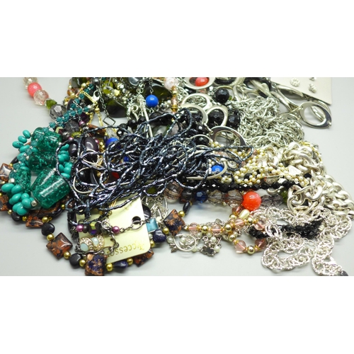 630 - Costume jewellery