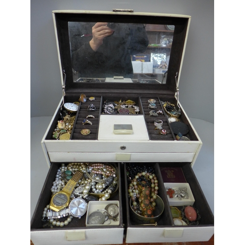 663 - A jewellery box and contents