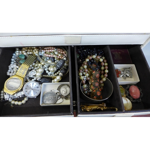 663 - A jewellery box and contents