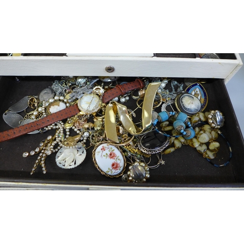 663 - A jewellery box and contents