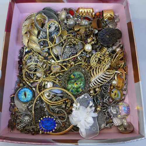 687 - Costume jewellery