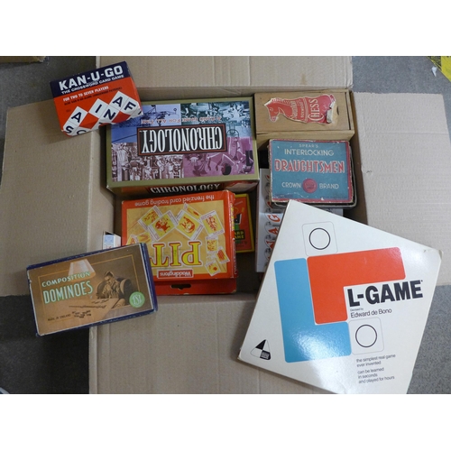 712 - A collection of vintage games including a Staunton chess set