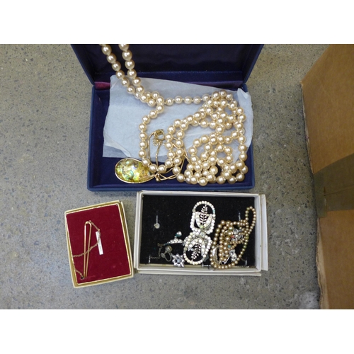 726 - Costume jewellery including vintage