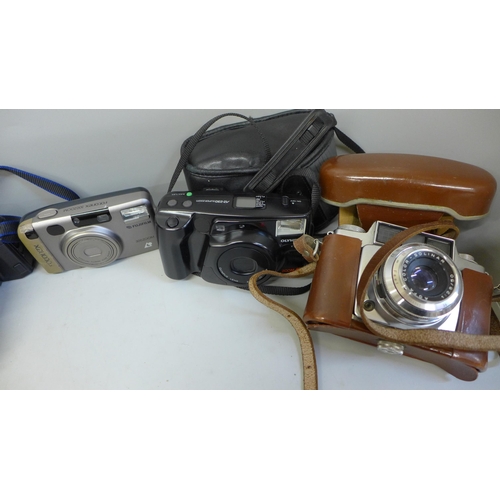 737 - A collection of cameras including Agfa Select, Minolta 7000, Olympus Zoom, Fujifilm 300 and flash gu... 