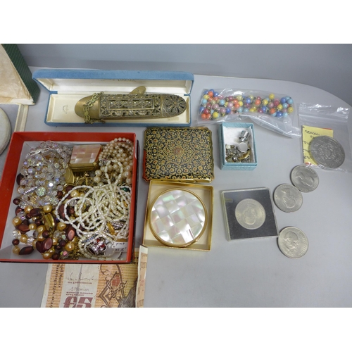 762 - A collection of costume jewellery, compacts and commemorative coins