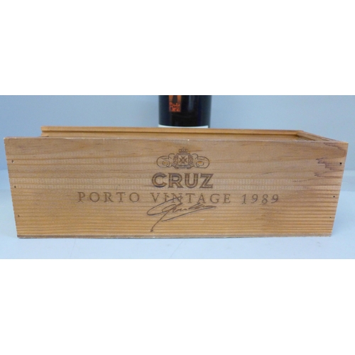 801 - A single bottle of Porto Cruz vintage 1989 port, boxed