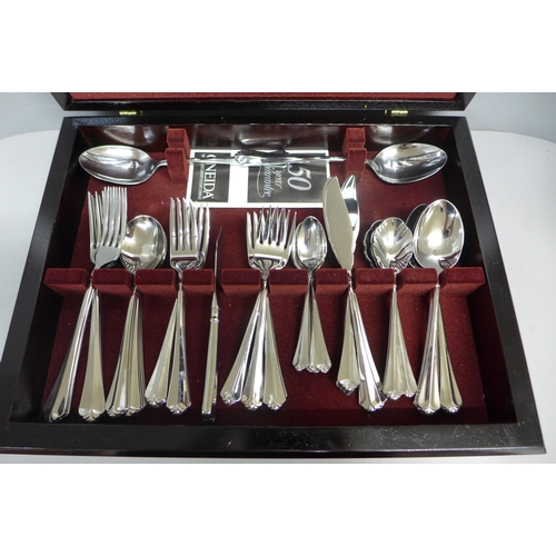 824 - An Oneida canteen of plated cutlery