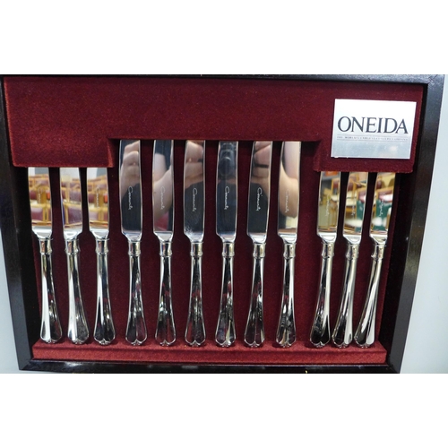 824 - An Oneida canteen of plated cutlery