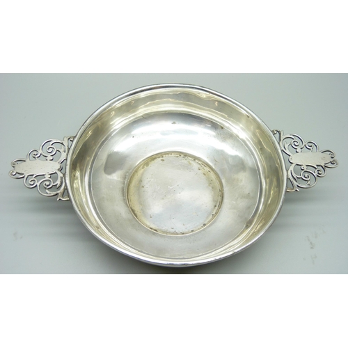 844 - A silver quaich, London 1909, 113g