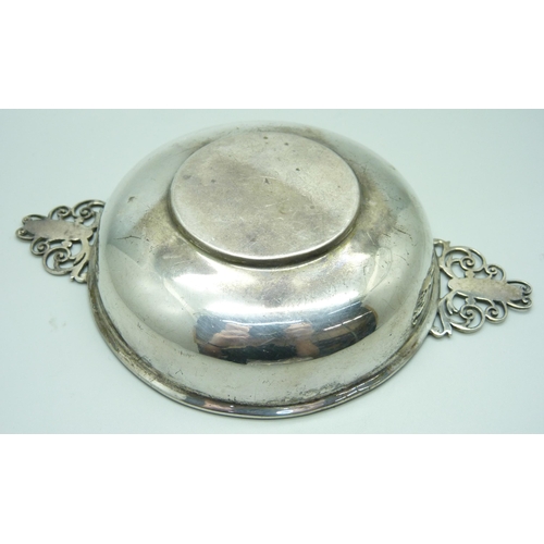 844 - A silver quaich, London 1909, 113g